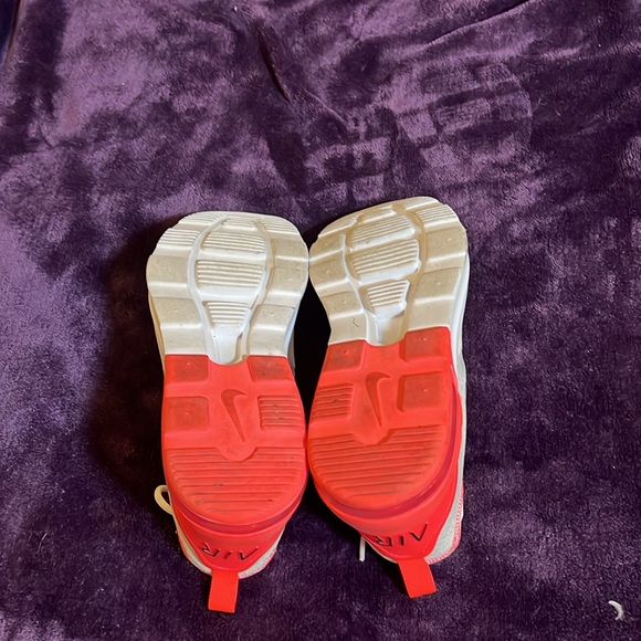Nike Women’s Air Max Motion 2 White Flash Crimson W7 Size 7.5. - Picture 4 of 5